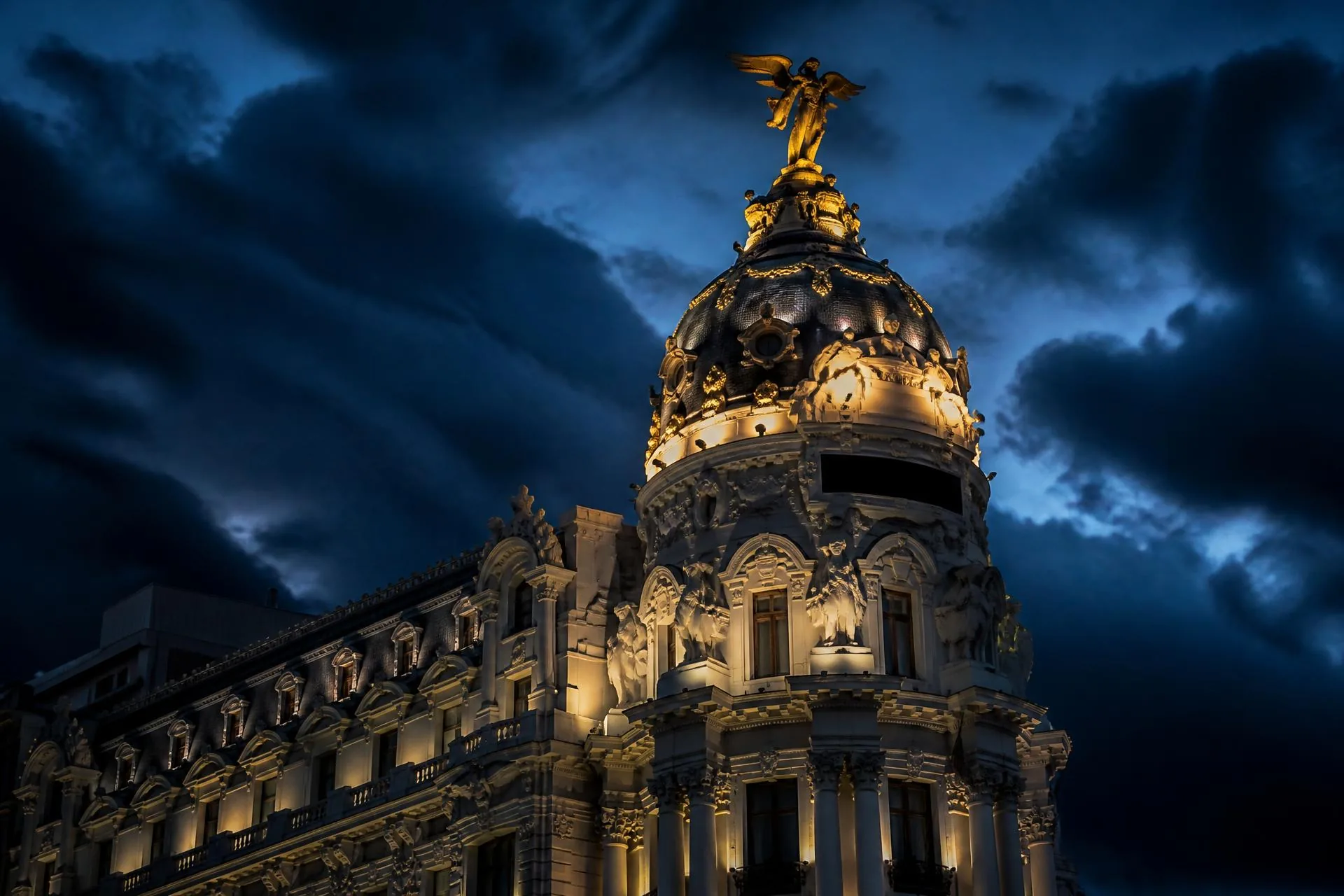 Edificio Metrópolis en el centro de Madrid al atardecer